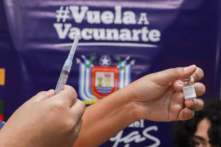 Lee más sobre el artículo Prefecta Susana González visitó punto de vacunación masiva en el centro de Guayaquil