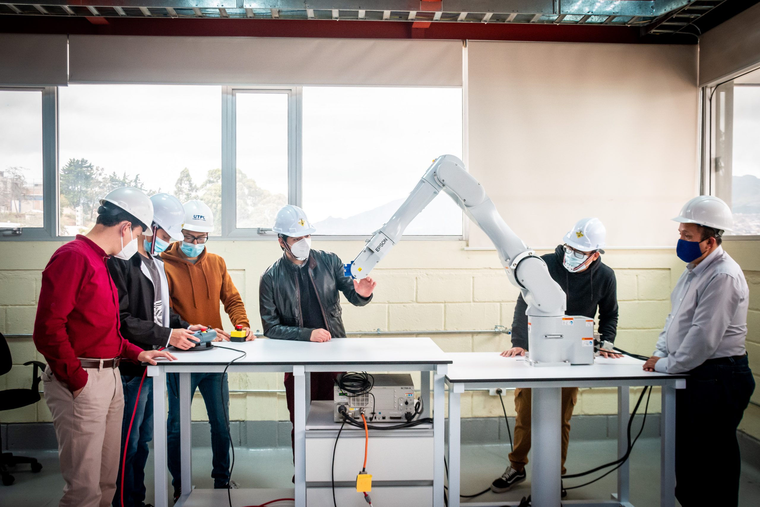 Lee más sobre el artículo UTPL aporta al sector industrial con laboratorio de Robótica