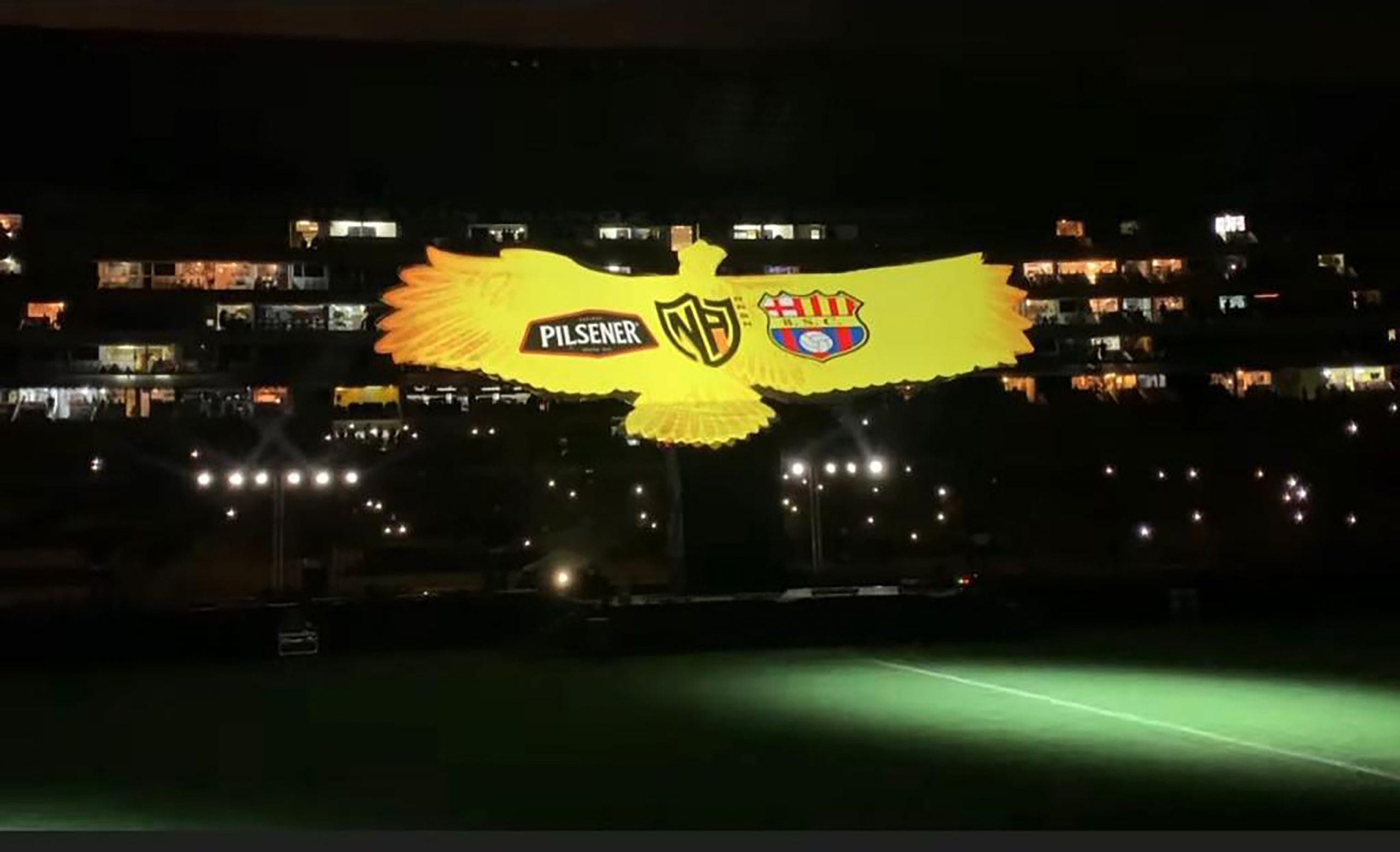 Lee más sobre el artículo CERVECERÍA NACIONAL Y SU MARCA PILSENER RINDEN HOMENAJE AL CÓNDOR ECUATORIANO EN LA NOCHE AMARILLA DE BARCELONA