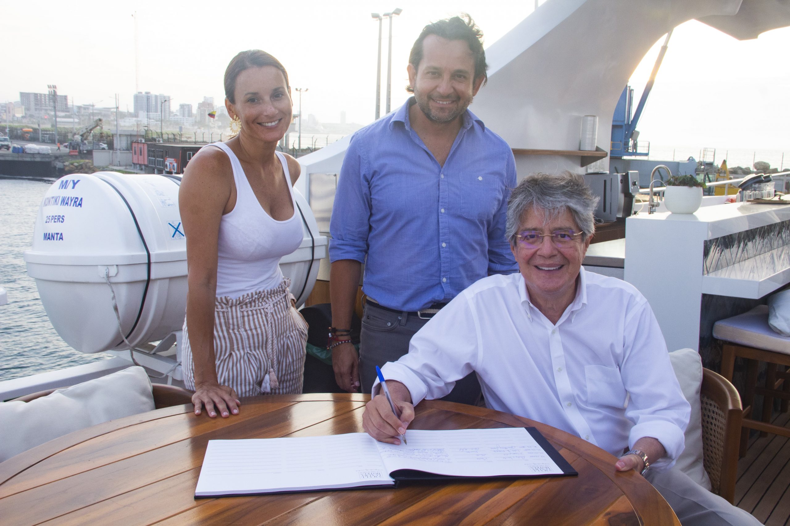 Lee más sobre el artículo GUILLERMO LASSO VISITO EL PRIMER YATE DE LUJO EN MANTA, MANABI