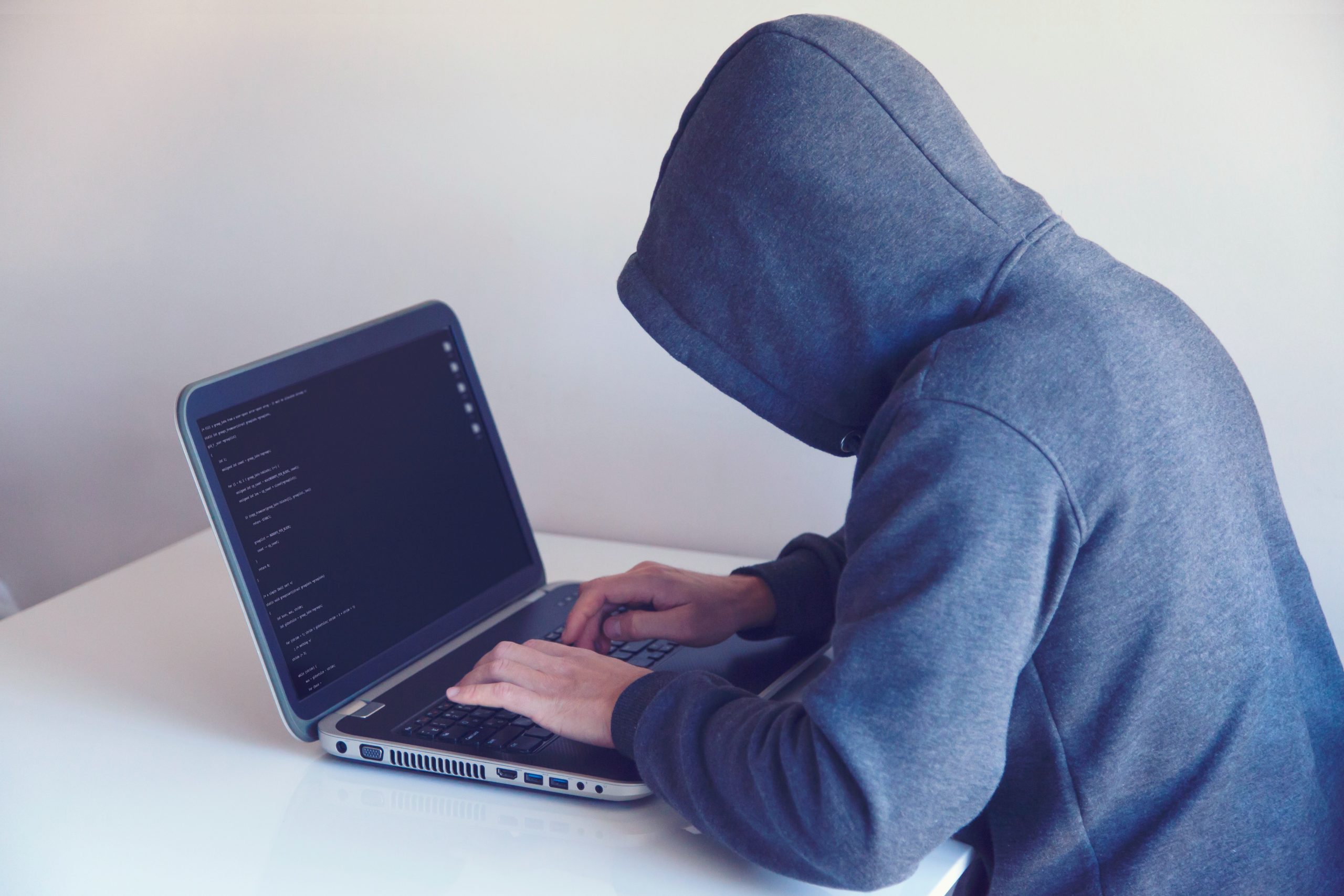 Lee más sobre el artículo ¿Cómo evitar fraudes inmobiliarios? Consultar con agentes de bienes raíces y navegar por sitios confiables son las mejores formas de evitar el fraude.