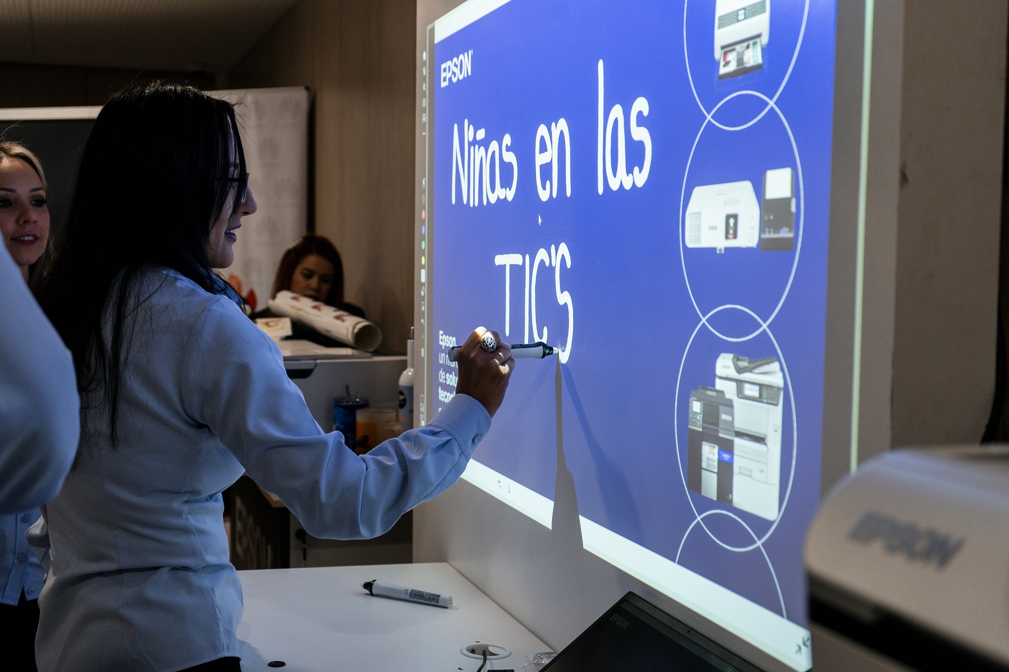Lee más sobre el artículo Epson celebra el Día Internacional de las Niñas en las TIC impulsando habilidades digitales