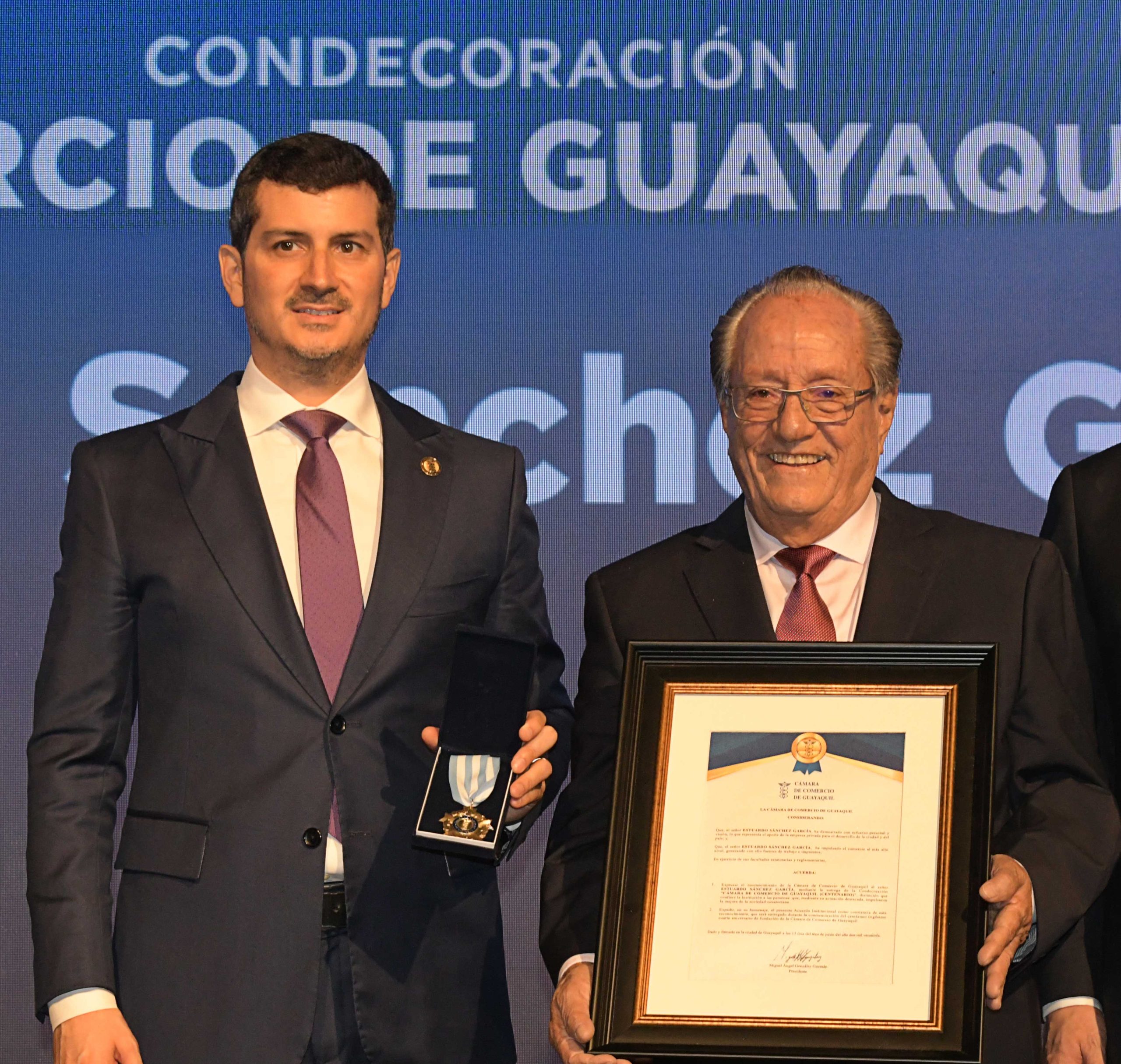 Lee más sobre el artículo Empresario Estuardo Sánchez García, condecorado por la Cámara de Comercio de Guayaquil  por su actuar que ha impulsado a la mejora de la sociedad ecuatoriana