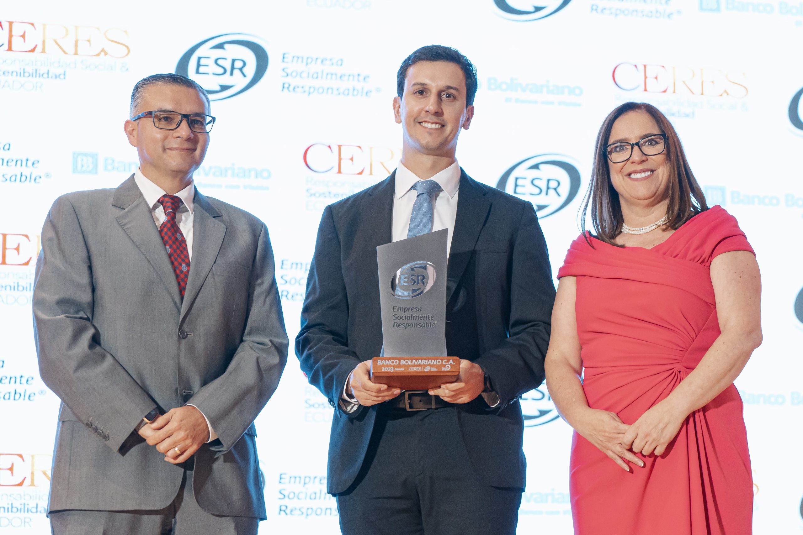 Lee más sobre el artículo Banco Bolivariano recibe Distintivo ESR® -Empresa Socialmente Responsable otorgado por CERES