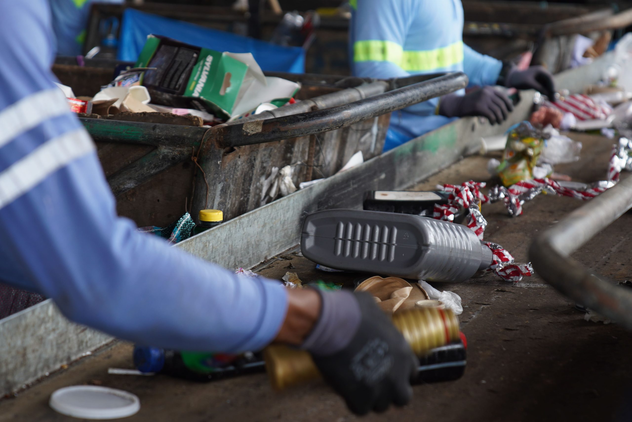 Lee más sobre el artículo ACCIÓN ECOLÓGICA: RECOIL RECOLECTA 1 TONELADA DE ENVASES LUBRICANTES EN GALÁPAGOS