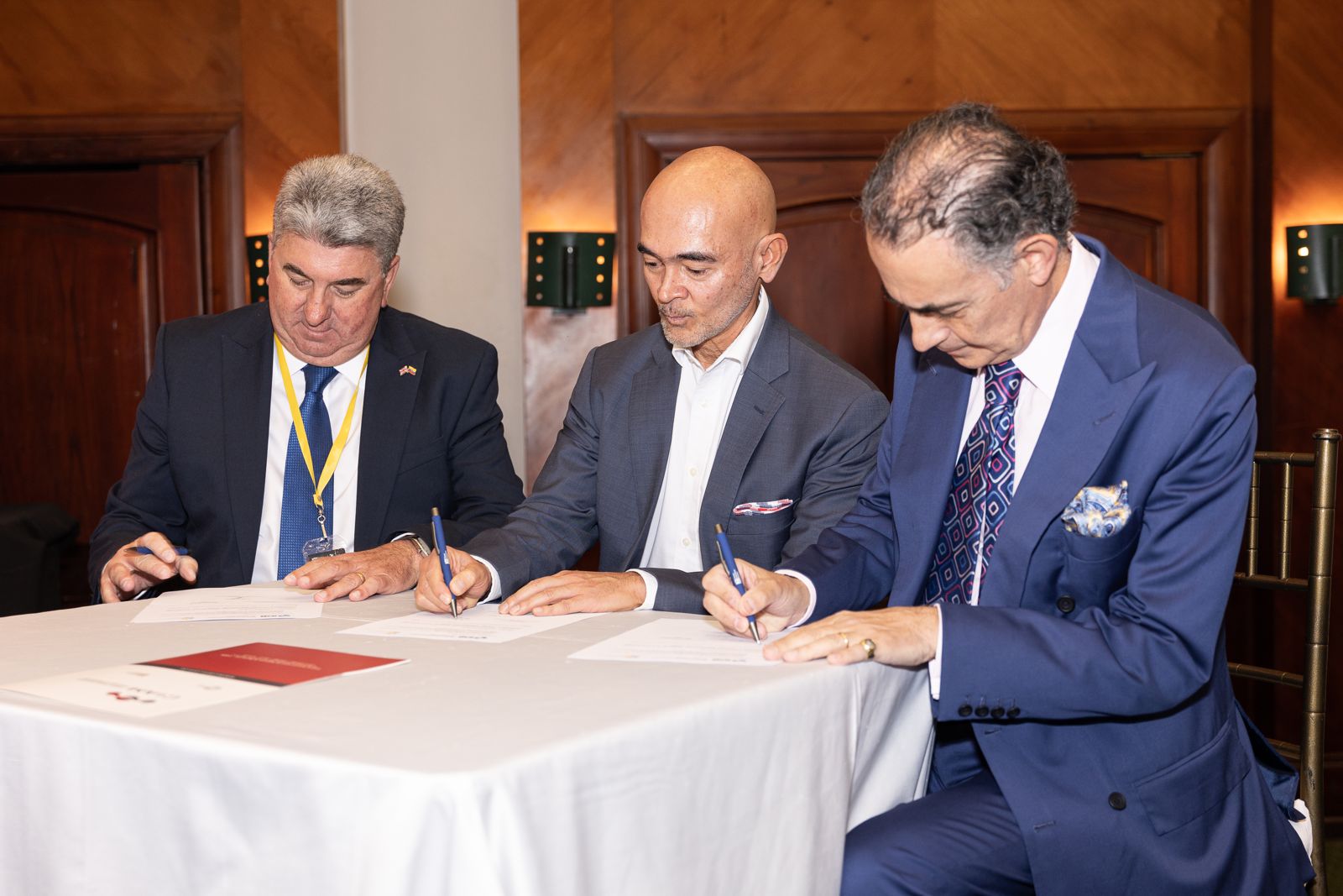 Lee más sobre el artículo Cámara Ecuatoriano Británica y BID firman acuerdo de cooperación