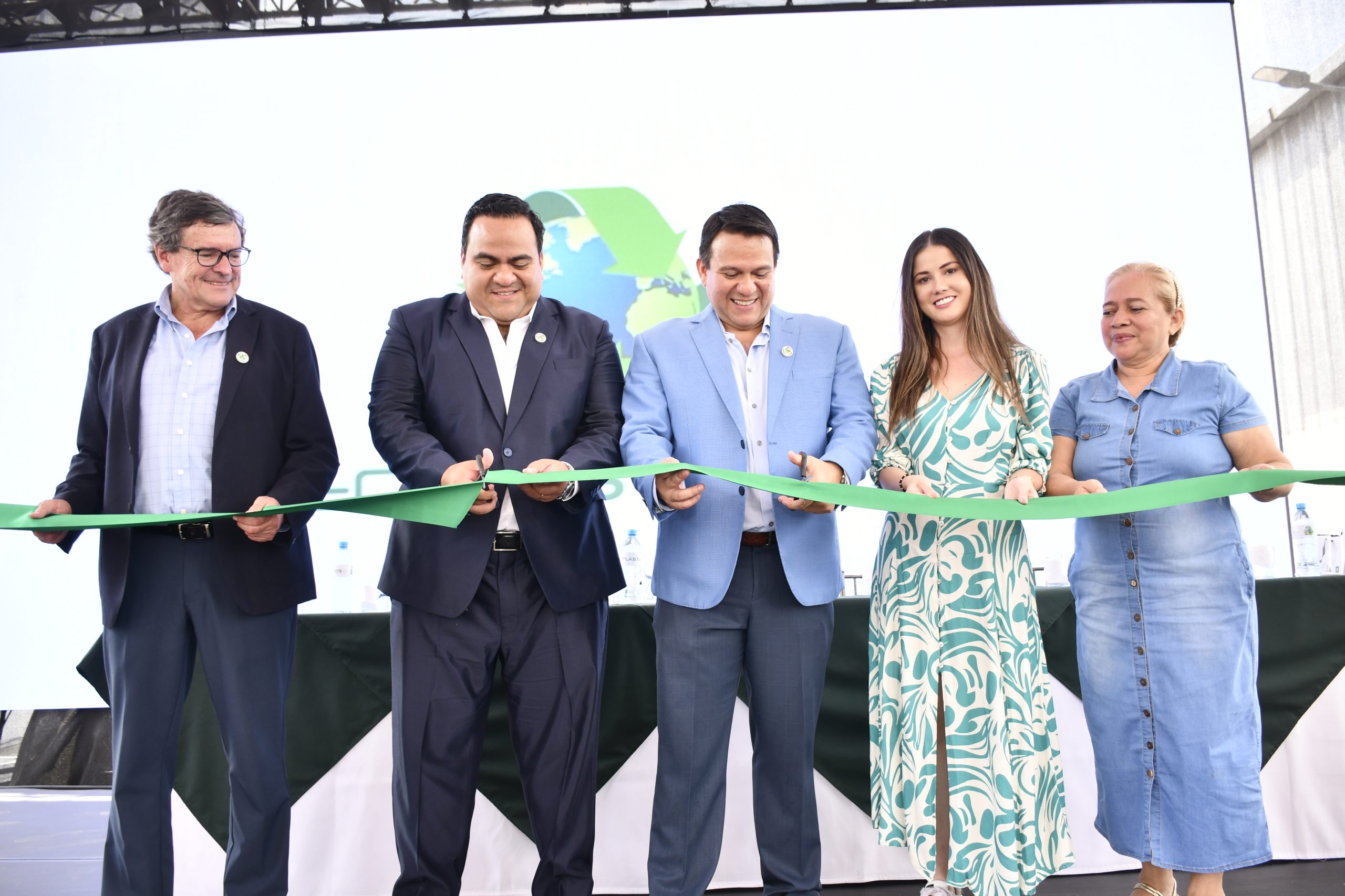 Lee más sobre el artículo GRUPO MARIO BRAVO TRANSFORMA EL RECICLAJE EN ECUADOR CON NUEVA PLANTA INDUSTRIAL QUE CONVERTIRÁ EL PLÁSTICO PET EN PELLETS GRADO ALIMENTICIO