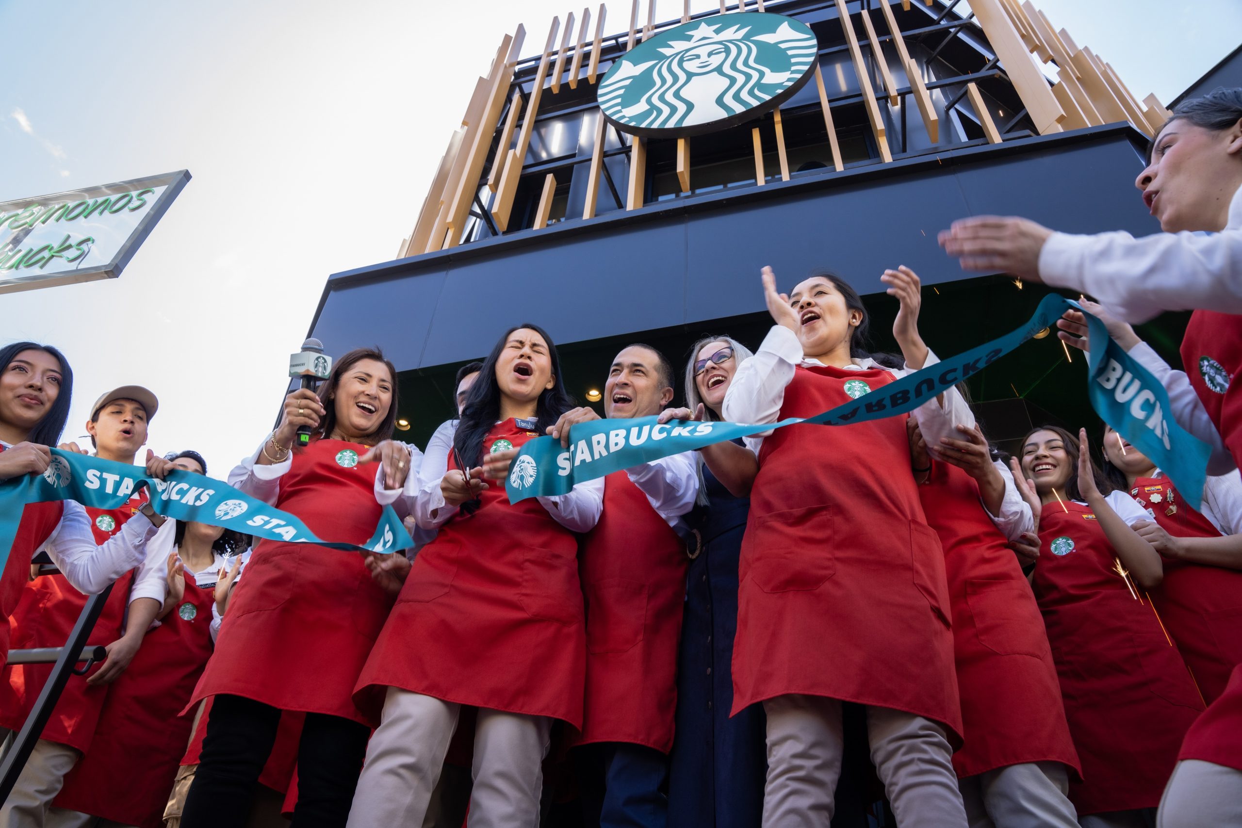 Lee más sobre el artículo Starbucks abre su tercera tienda en Quito y anuncia el lanzamiento de su primera campaña de temporada en Ecuador