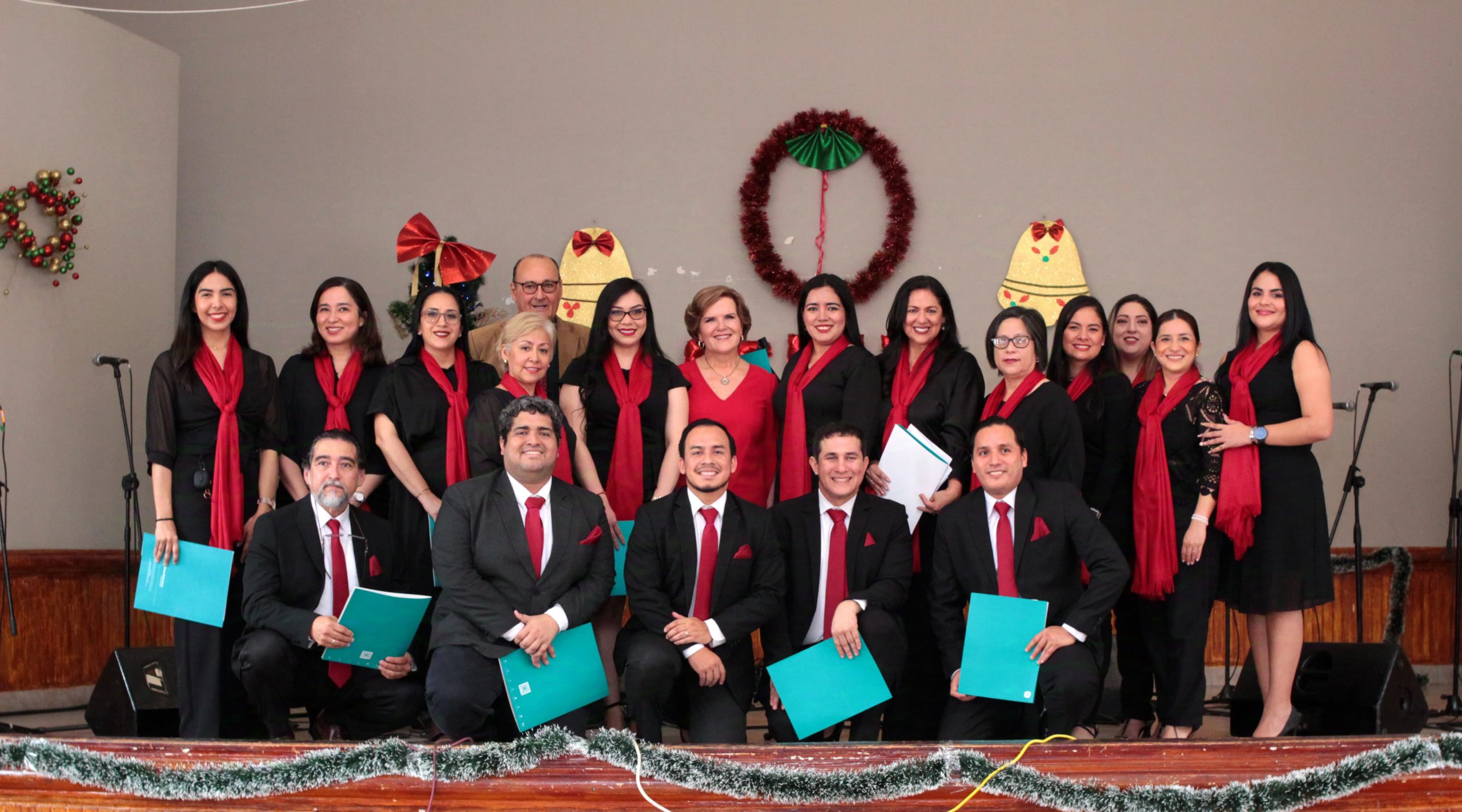 Lee más sobre el artículo EL CORO DE BANCO BOLIVARIANO LLEVA ALEGRÍA NAVIDEÑA A LA COMUNIDAD