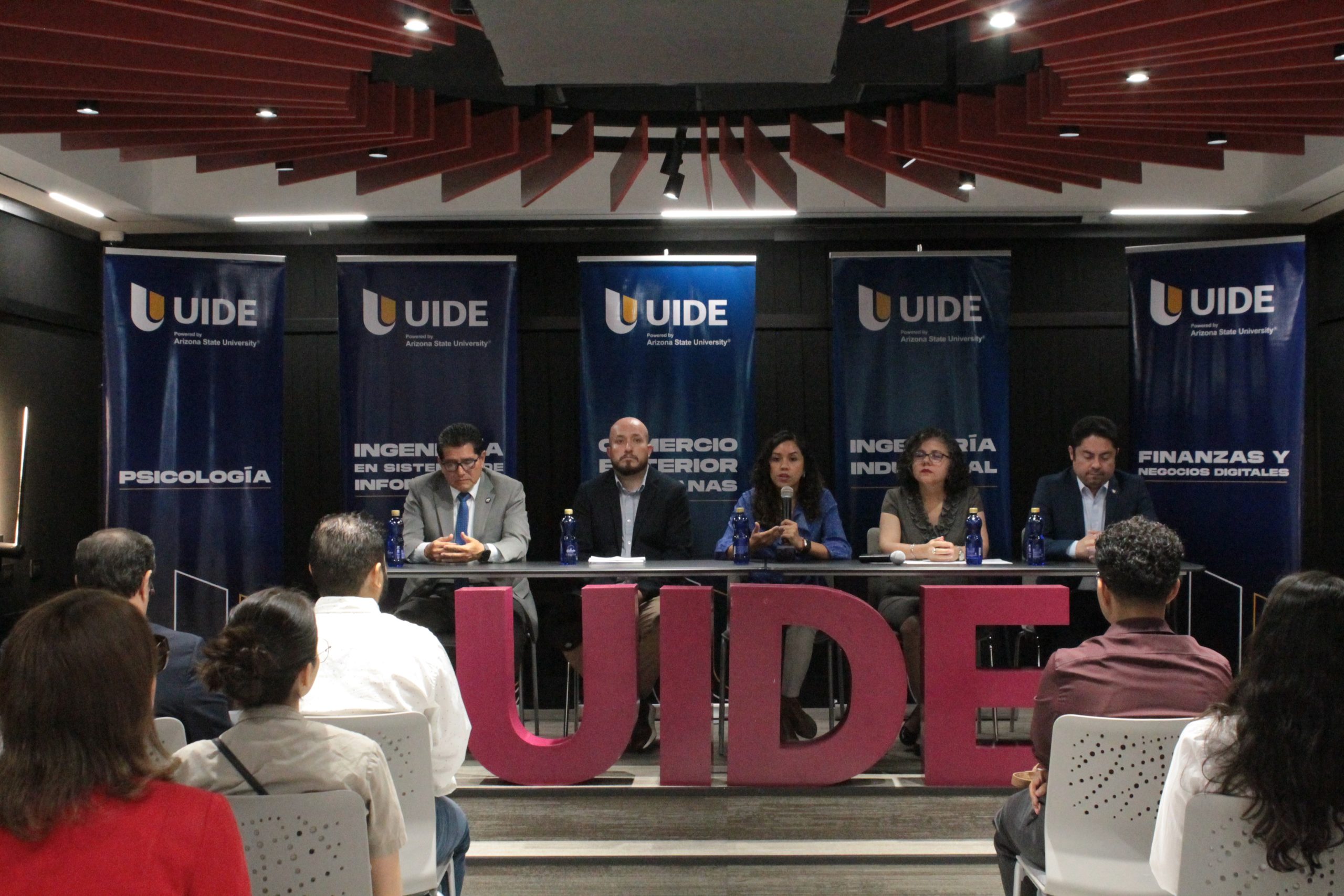 Lee más sobre el artículo Carreras del futuro 2025: UIDE Guayaquil transforma el mercado laboral