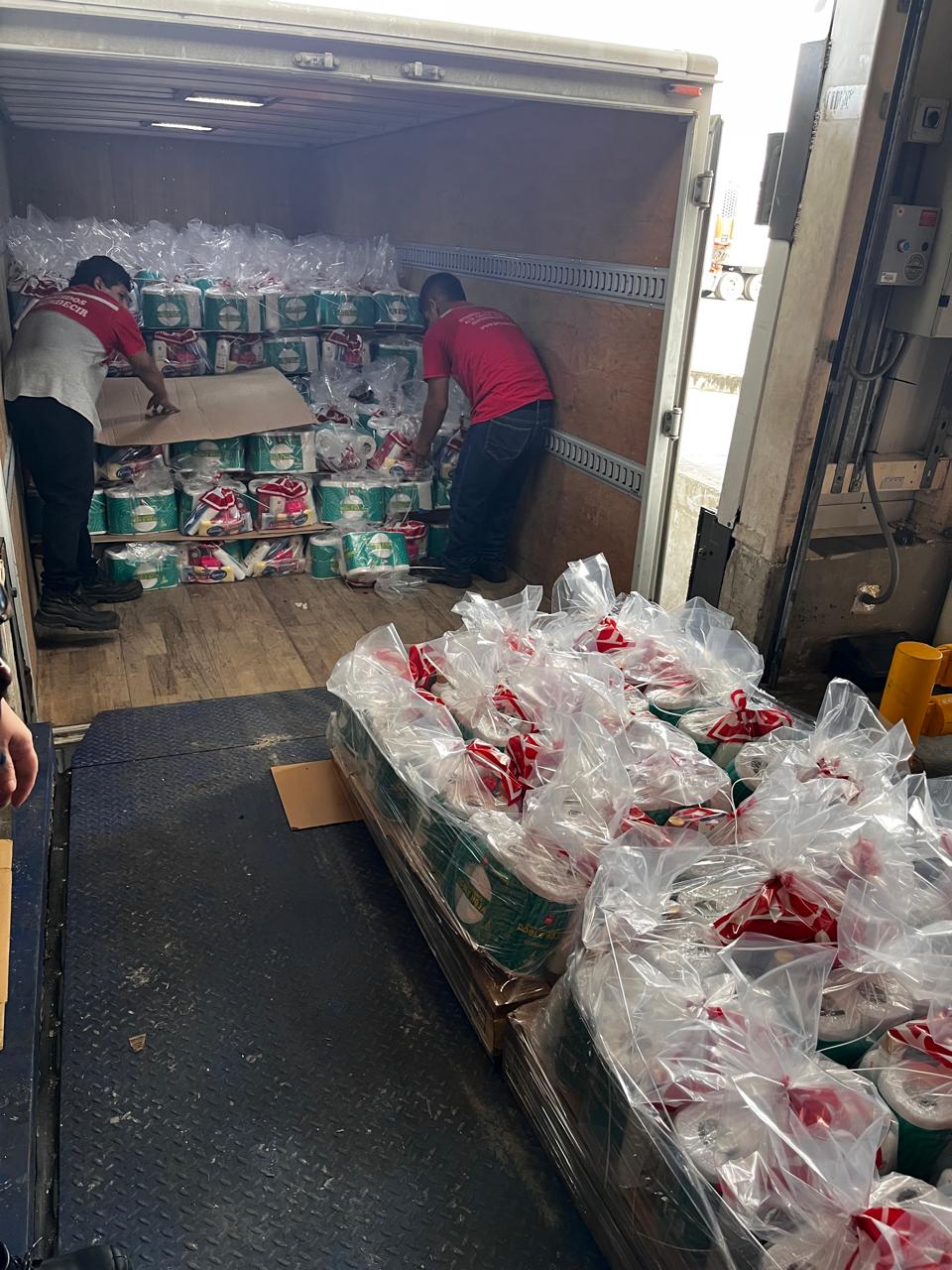 Lee más sobre el artículo “En respuesta a la dura temporada invernal y al riego de petróleo en Esmeraldas, Supermercados Tía realiza acciones para brindar ayuda a las comunidades afectadas”