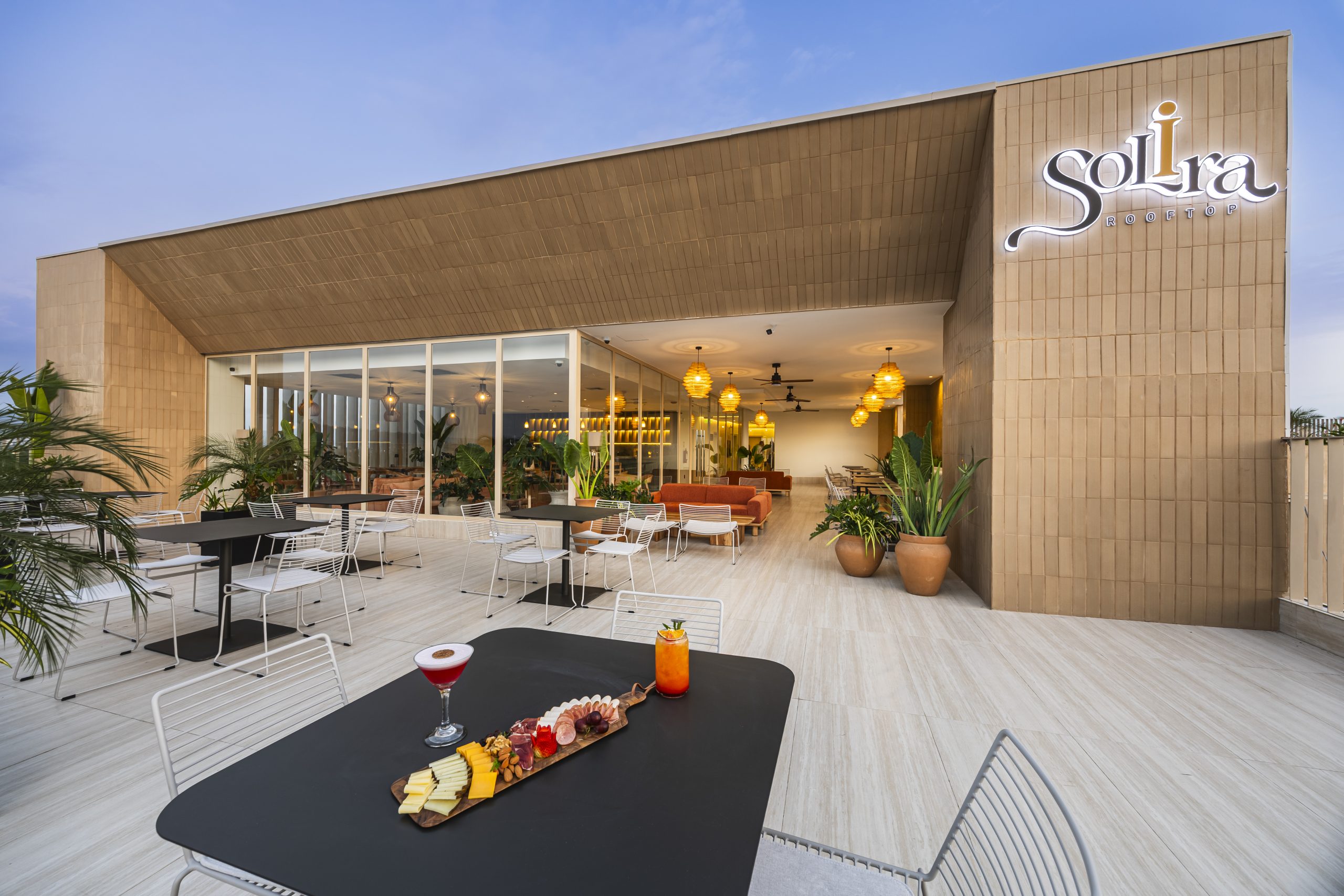 Lee más sobre el artículo EL NUEVO SABOR DE PORTOVIEJO: MONTÉ Y SOLIRA DESPIERTAN LOS SENTIDOS EN ORO VERDE