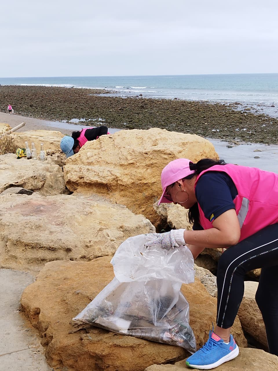 Lee más sobre el artículo Conciencia y acción ambiental en Manta: Se recolectaron 216 kilos de desechos en Santa Marianita por el Día Internacional de Limpieza de Playas