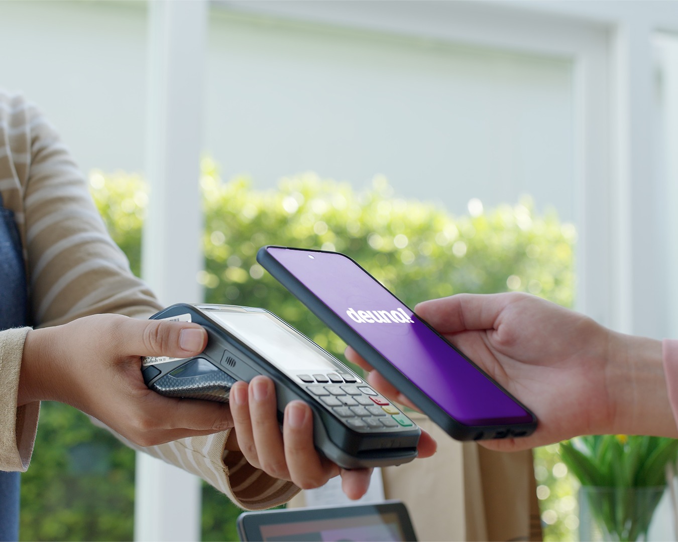Lee más sobre el artículo Deuna y Datafast amplían el acceso a pagos digitales con una alianza estratégica que llegará a más de 45.000 puntos de venta en Ecuador