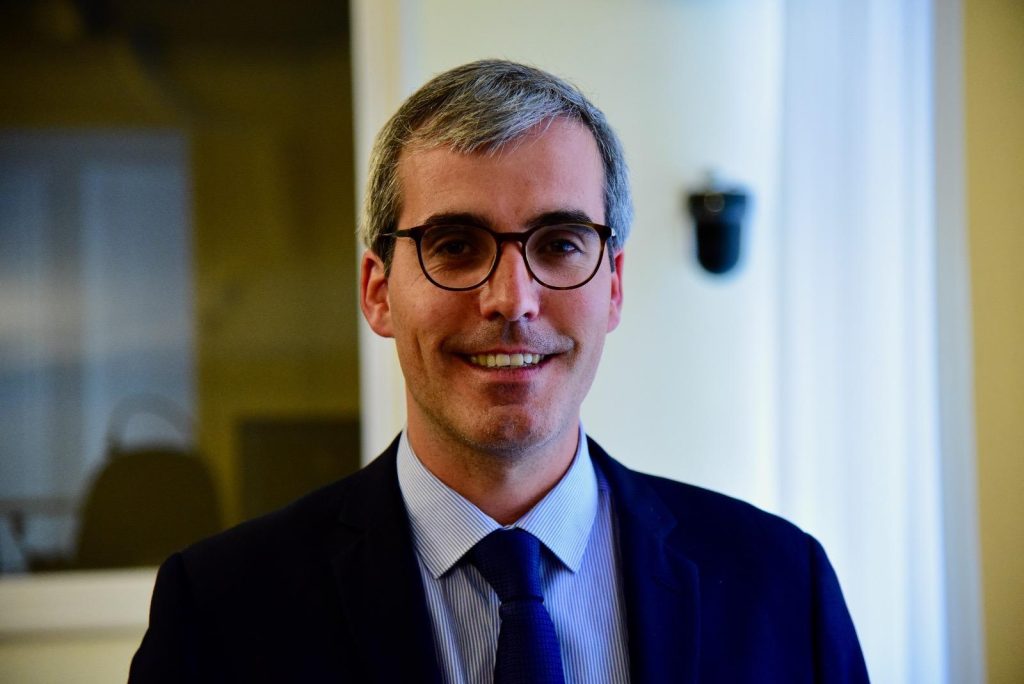 Bernard García, director de la Declaración de Casablanca, llega al Ecuador en medio del debate legislativo sobre la maternidad subrogada