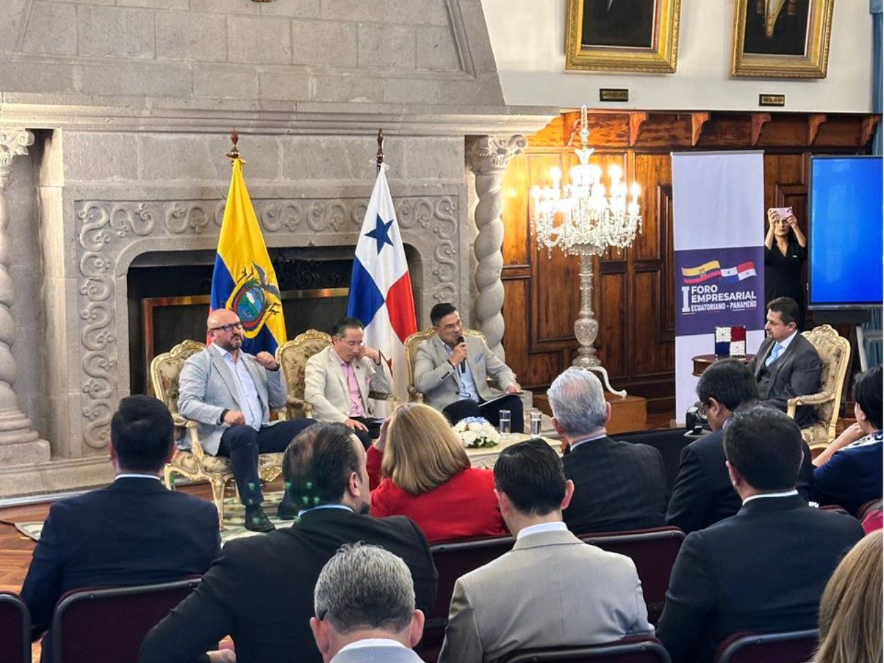Lee más sobre el artículo Ecuador y Panamá estrechan lazos comerciales en el I Foro Empresarial Ecuatoriano–Panameño
