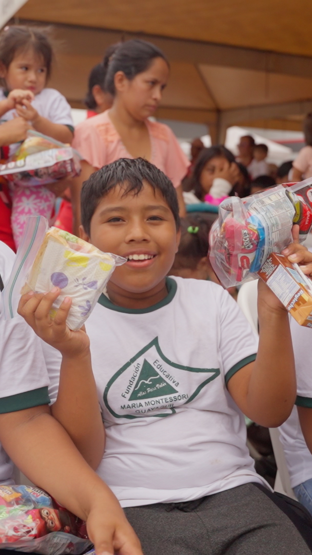 Lee más sobre el artículo Almacenes Tía lleva la «Chocolatía» a 73.000 Niños e ilumina 18 árboles navideños en el país