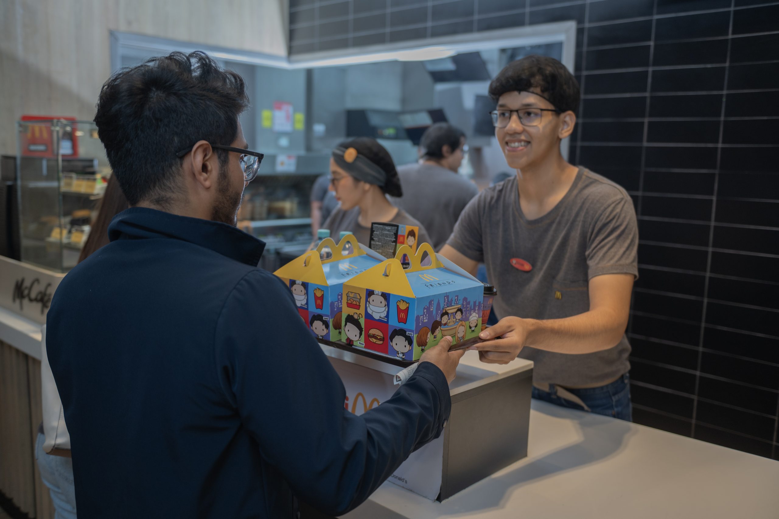 Lee más sobre el artículo McDonald’s presenta el McCombo de Friends  y sus personajes coleccionables