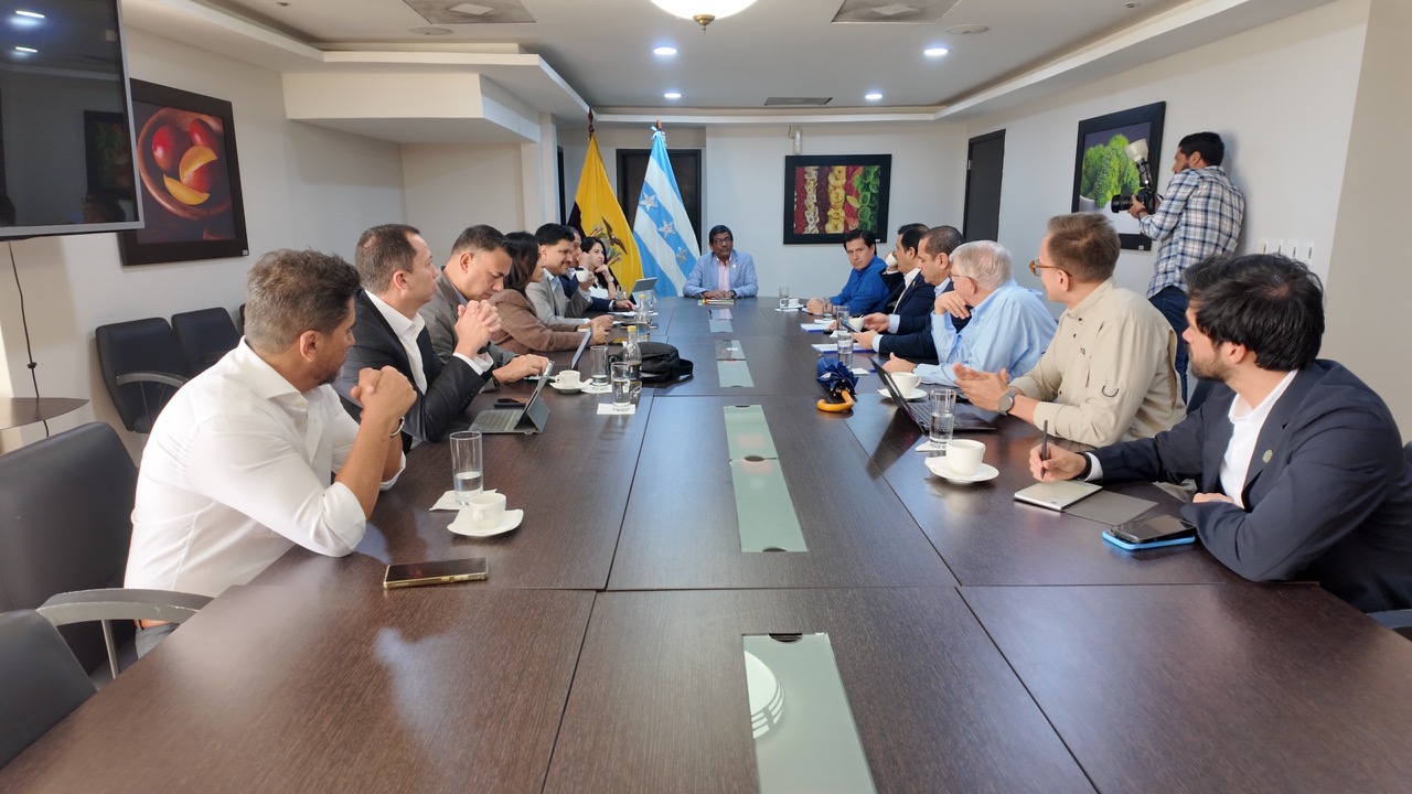 Lee más sobre el artículo SECTOR EXPORTADOR SE REÚNE CON EL MINISTRO DE PRODUCCIÓN, COMERCIO EXTERIOR, INVERSIONES Y PESCA PARA DEFINIR AGENDA DE TRABAJO PRIORITARIA PARA PRECAUTELAR LA COMPETITIVIDAD