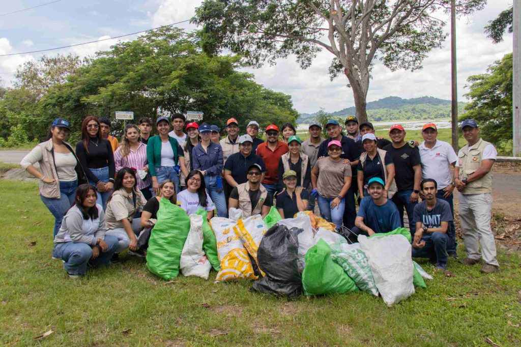 Grupo AJE fortalece su impacto ambiental en Ecuador junto a Galápagos Guardians
