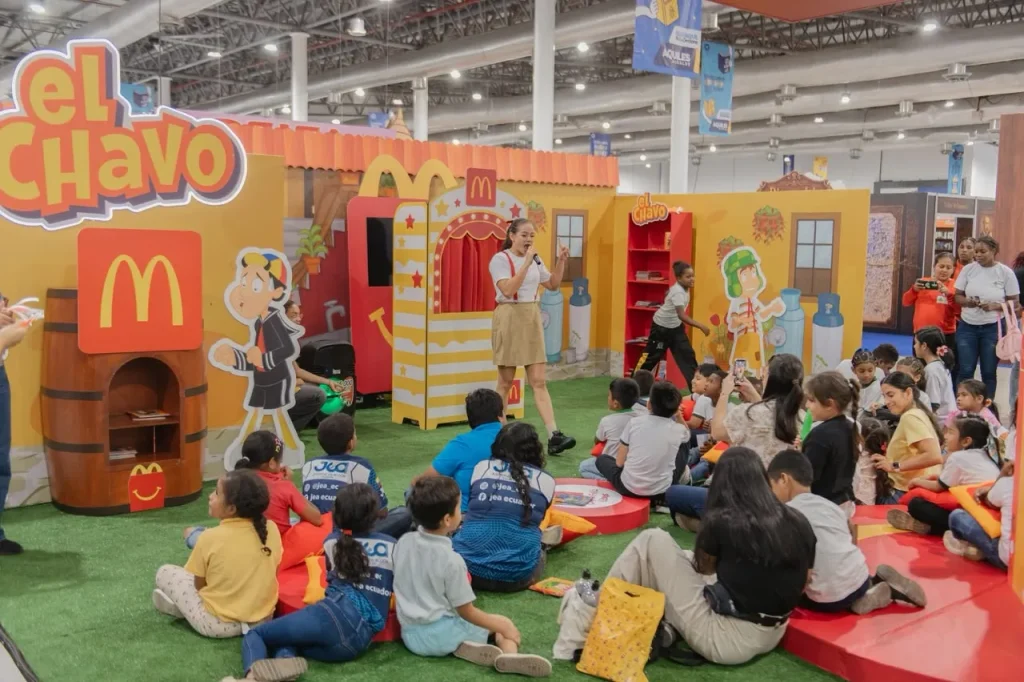 McDonald’s promueve la lectura infantil en la FIL 2026 con la nueva colección de Cajita Feliz Libros de “El Chavo”