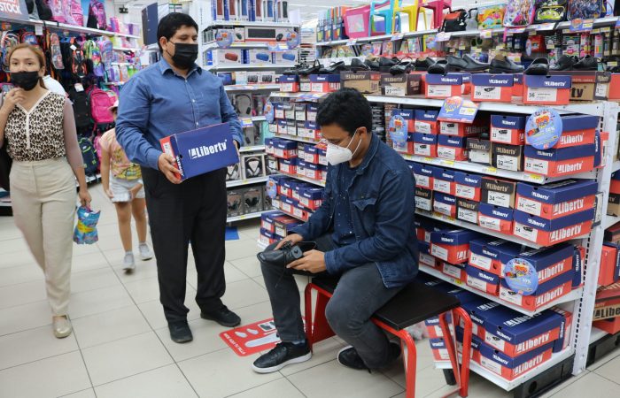CLIENTE CON SU HIJO - ZAPATOS ESCOLARES (1)