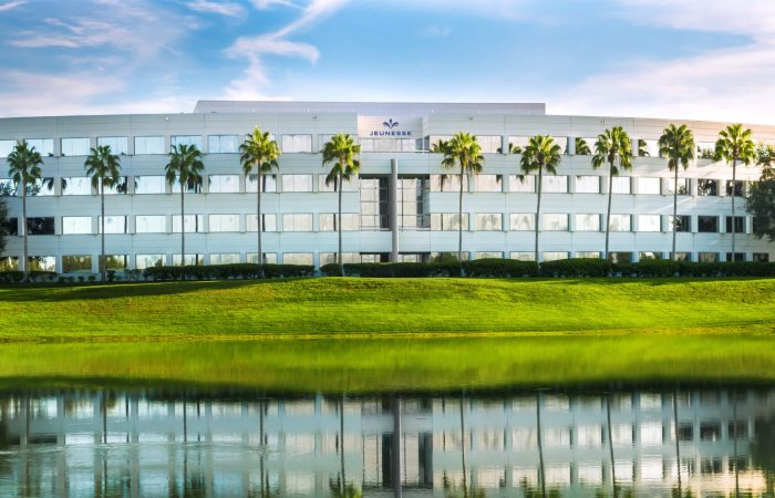 ● Empresa norteamericana que se dedica a la belleza y a la nutrición, revoluciona el mercado con insumos naturales y procesos con tecnología de punta.