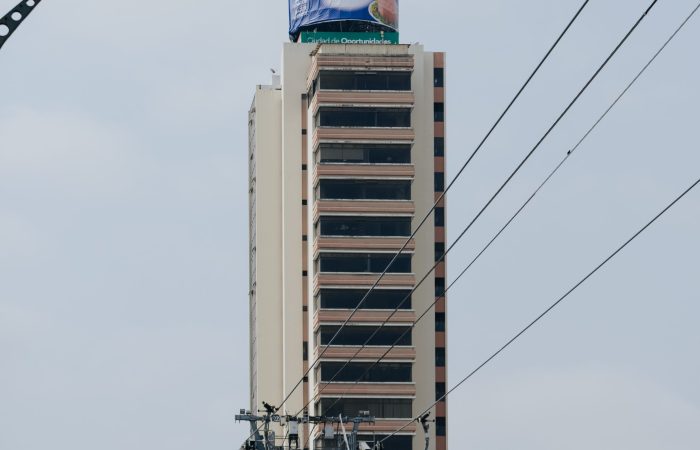 LATA DE ATÚN EN EDIFICIO DE GYE 1
