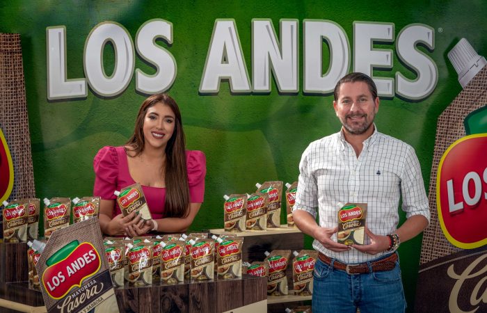 En la fotografía constan de izquierda a derecha: María Mercedes García, jefe de Unidad de Negocio Alimentos y Xavier Peña Gómez, Gerente General VP de Proalco CIA. LTDA.