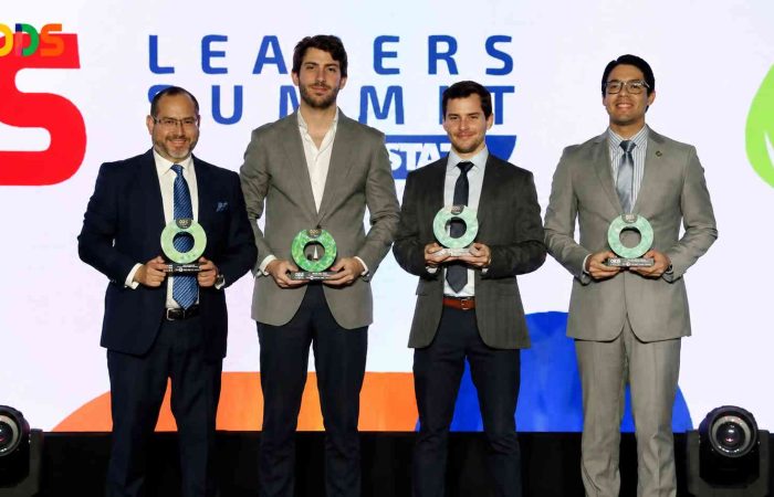 Richard Peet Hanna, recibe reconocimiento durante el evento